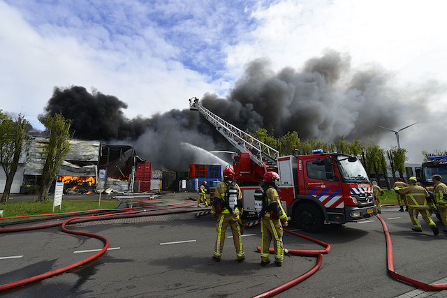 2017/83/20170422-13u25 GB 004 Zeer grote brand Westhavenweg ASD.jpg